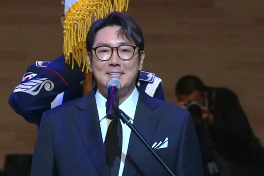 국기에 대한 맹세 낭독하는 조진웅