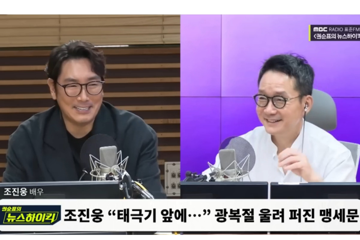 배우 조진웅이 MBC 라디오 ‘뉴스하이킥’ 스튜디오에서 인터뷰하는 모습