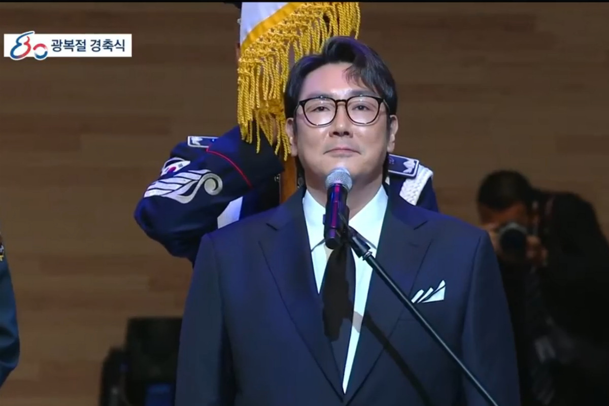배우 조진웅이 제80주년 광복절 경축식에서 국기에 대한 맹세문을 낭독하는 모습