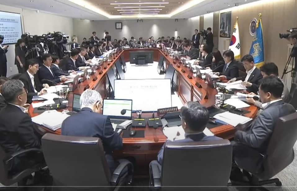 국무회의에서 공무원 처우 개선을 논의하는 모습2