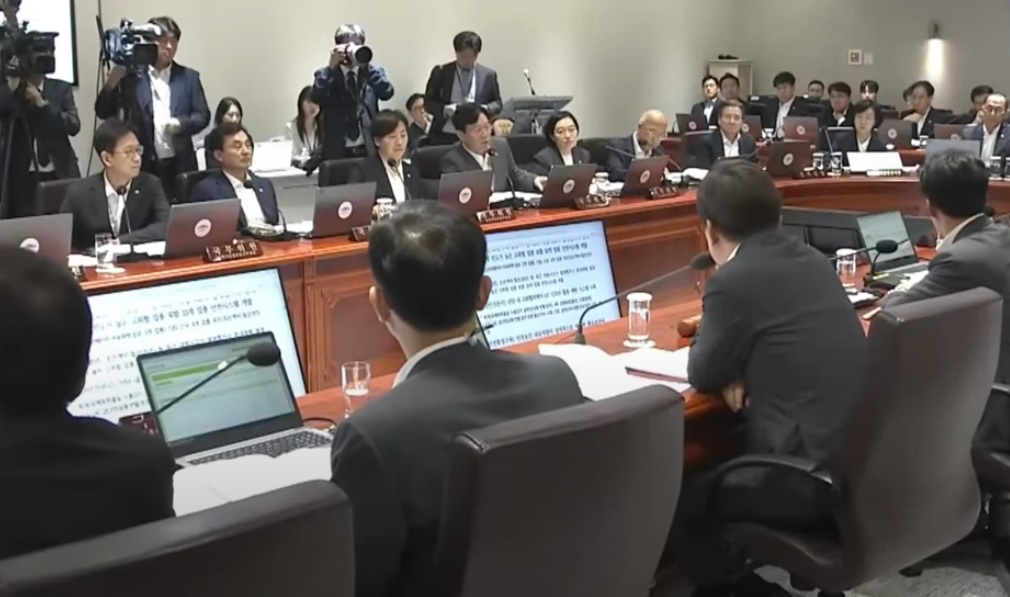 국무회의에서 이재명 대통령 공무원 처우 개선을 논의하는 모습
