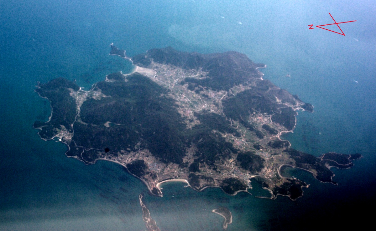 전남 완도 청산도의 해안선과 언덕을 내려다본 전경