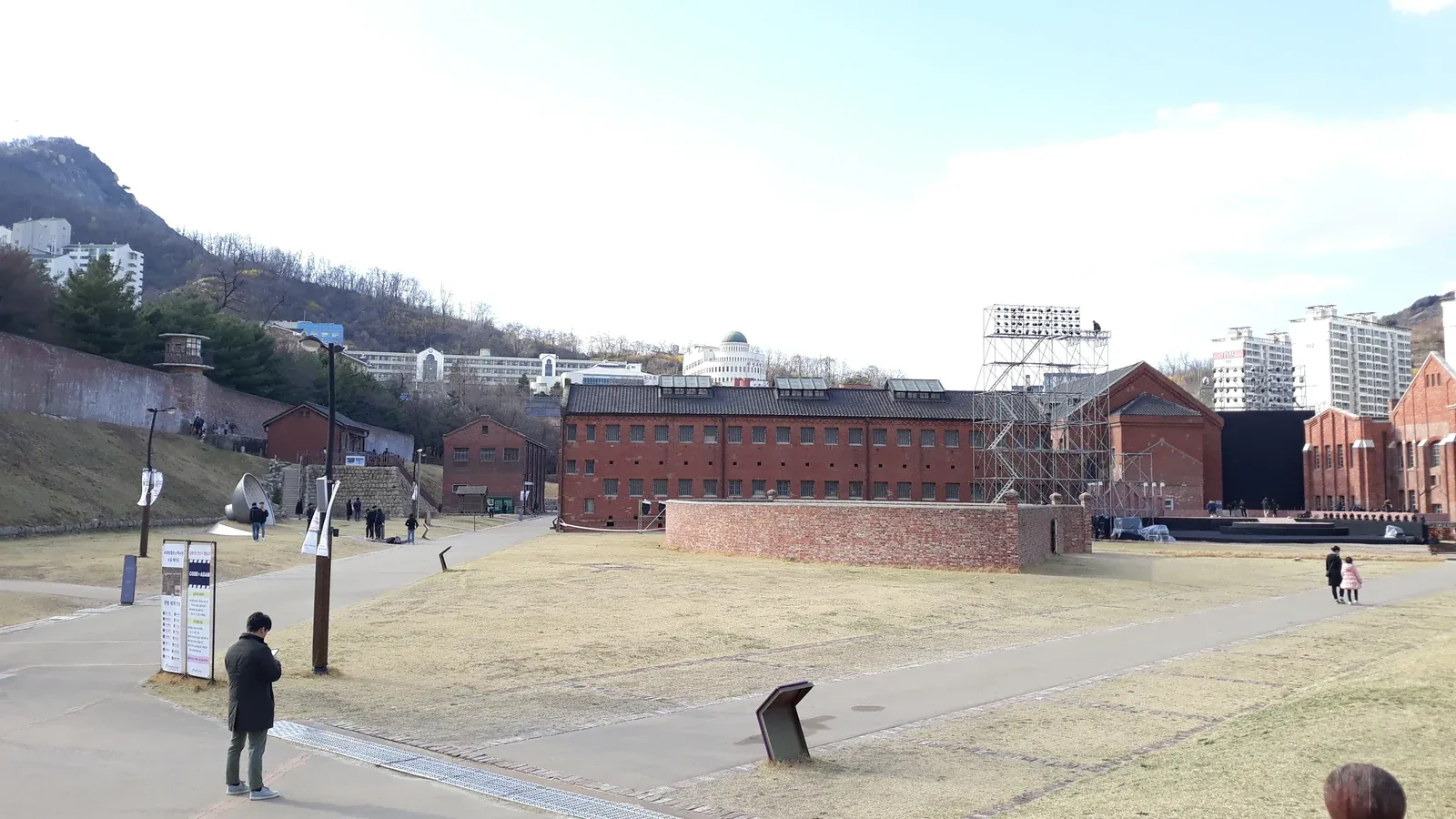 붉은 벽돌 옥사와 잔디광장이 보이는 서대문형무소역사관 전경